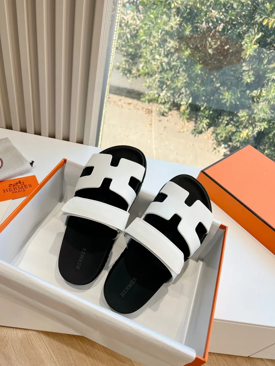👟👟Ex-factory price 440👟👟 (Top version) H family 2024 spring and summer new style HERMES Hermes' recently popular couple's shoes, pig nose angle sandals and slippers, paired with various colorful socks, very trendy. Upper lining: imported original leather. Outsole: non-slip and wear-resistant outsole. Size: female 35-42 (40/42 non-returnable and non-exchangeable) Men’s size: 39-45 (45 is non-refundable and non-exchangeable)